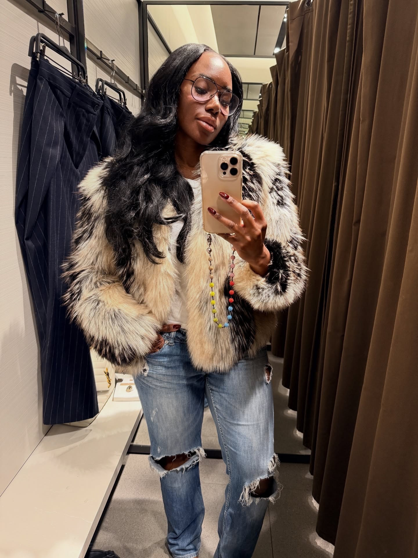 This coat was calling my name! 😩 • Think I stuck to the plan and put it down? Or did I check out and take it home? •
#zarafinds #zarahaul #ootd #zaraoutfitsdaily #ootdideas