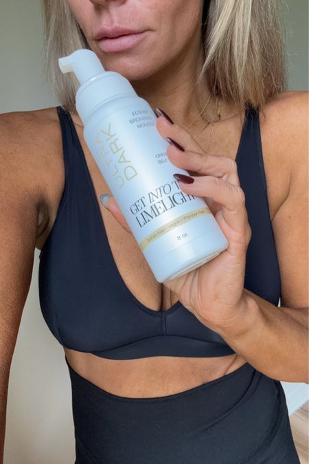 I’m using @getintothelimelight in shade Ultra Dark. Finally a self tanner that doesn’t smell like self tanner! Use code LOLA5 to get $5 off your order! #selftanroutine #beauty #GITLglow #GITLpartner