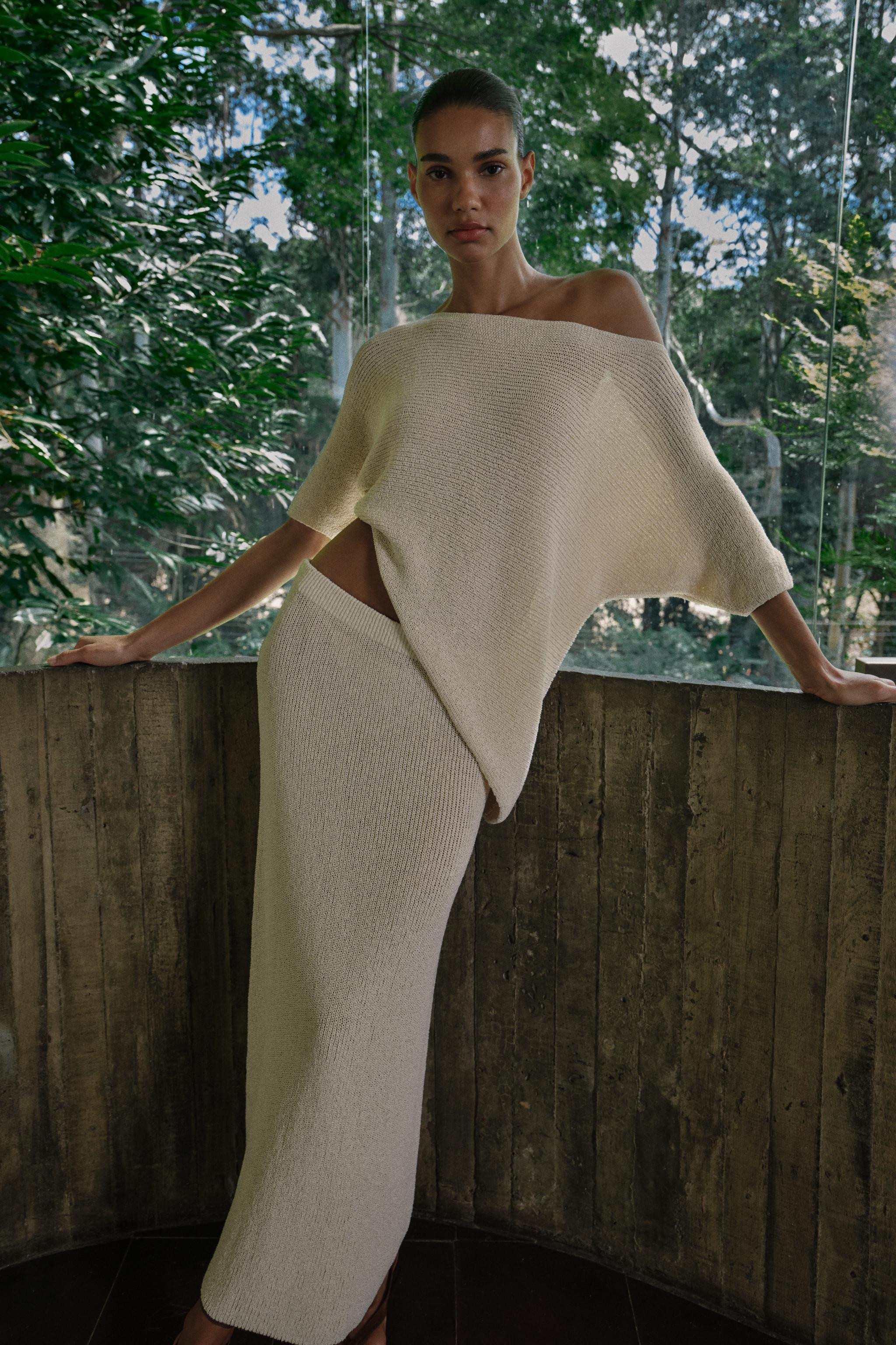 Round neck, short sleeve top. Asymmetric hem. | Zara UK