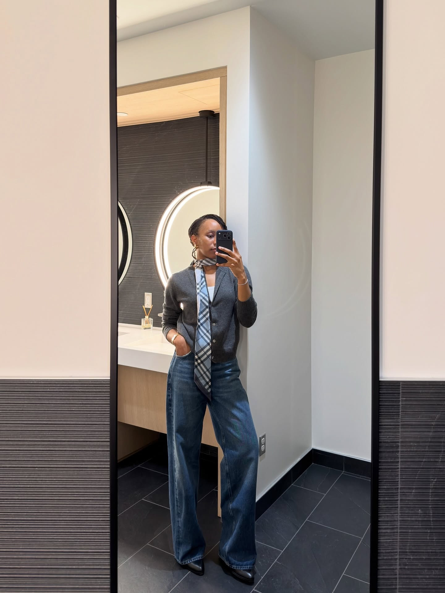 Happy Friday! Spring is finally almost here and I’m glad ☺️

1, Jeans @citizensofhumanity cardigan @judithandcharles scarf @burberry via @ssense 

3, Jeans @everlane boots @schutzoficial blazer @aritzia tee @uniqlocanada