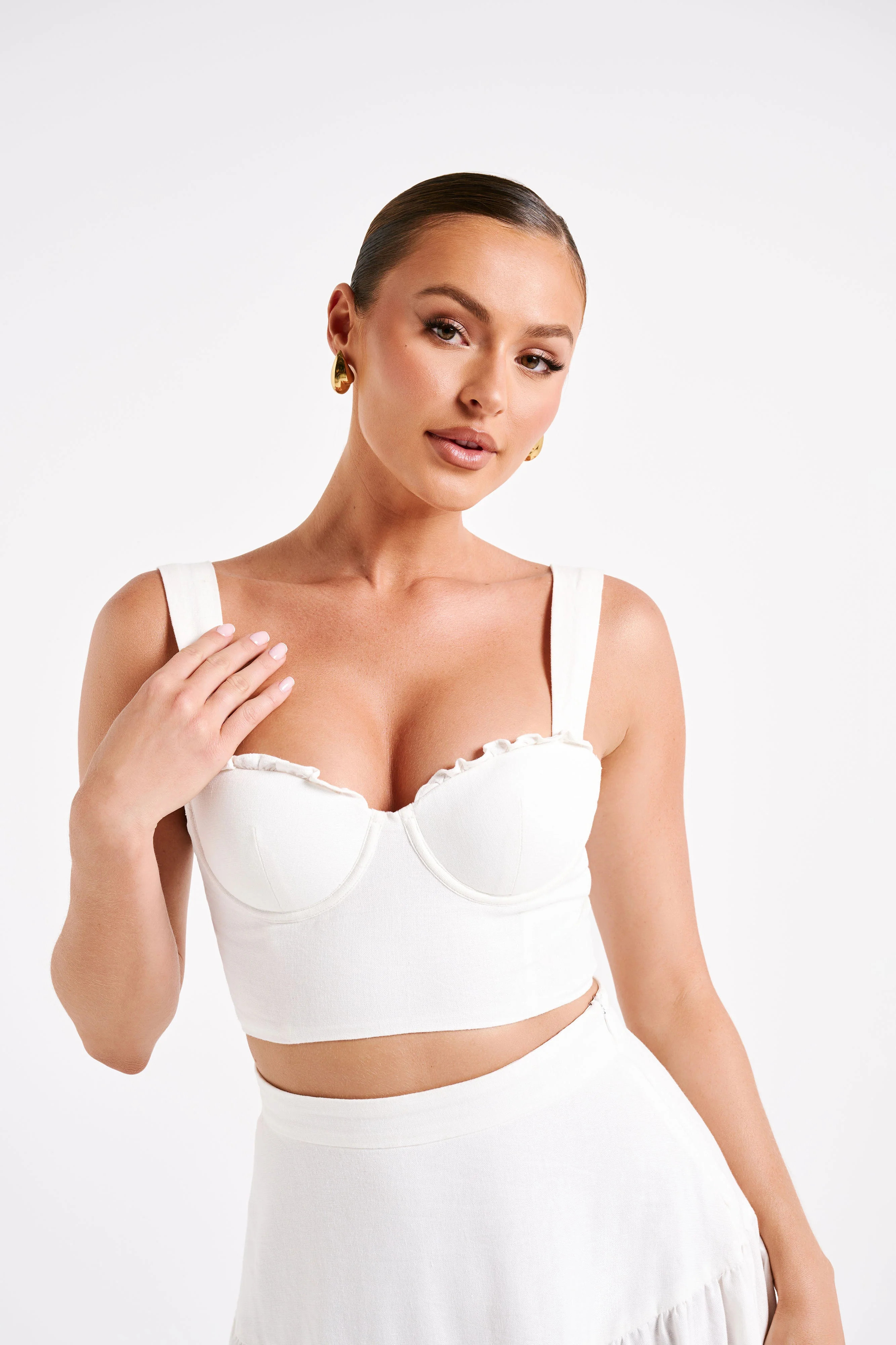 Hilaria Cupped Linen Crop Top - White | MESHKI US