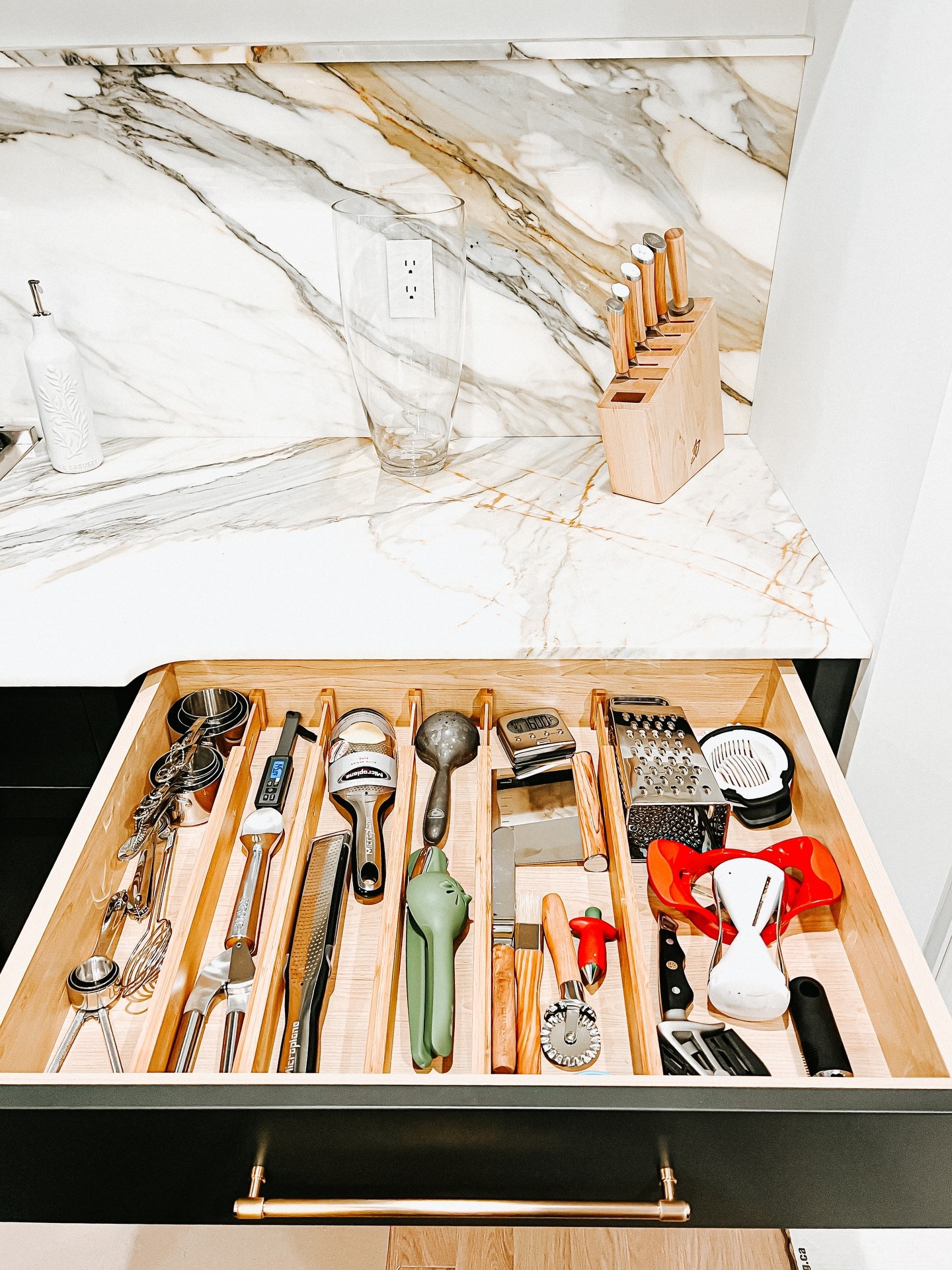 Are your kitchen drawers holiday-hosting ready?

@thecontainerstore makes it easier to assign purpose to every space. The secret is simple: each drawer has a job. From cutlery and cooking utensils to kitchen gadgets, hydration stations, and spice drawers - everything has a place.

#organizedbyjm #drawertransformation #kitchenorganization #thecontainerstoreambassador #thecontainerstore

#LTKHoliday #LTKHome