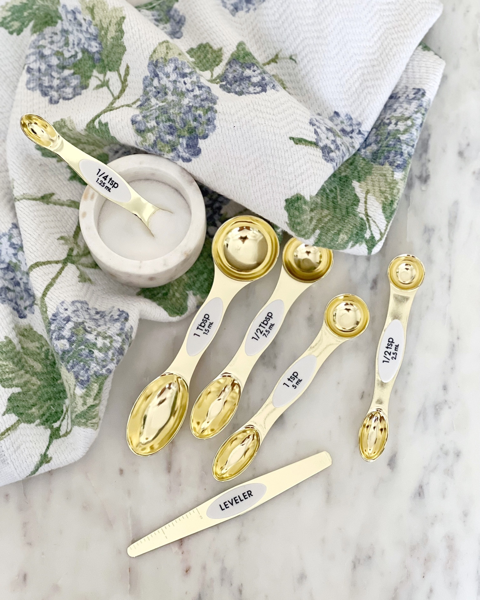 White and gold magnetic measuring spoons

#LTKhome #LTKunder50 #LTKFind
