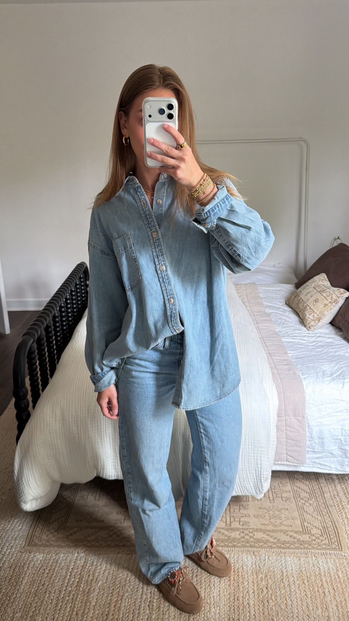5/3/26 Casual Outfit for a Salon Day


What I wore yesterday for a salon day 🤍 an oversized Aritzia denim button-up with Levi’s baggy jeans and my go-to boat shoe slides. Easy, relaxed, and still feels put together—everything is linked here ✨

#LTKSeasonal #LTKootd