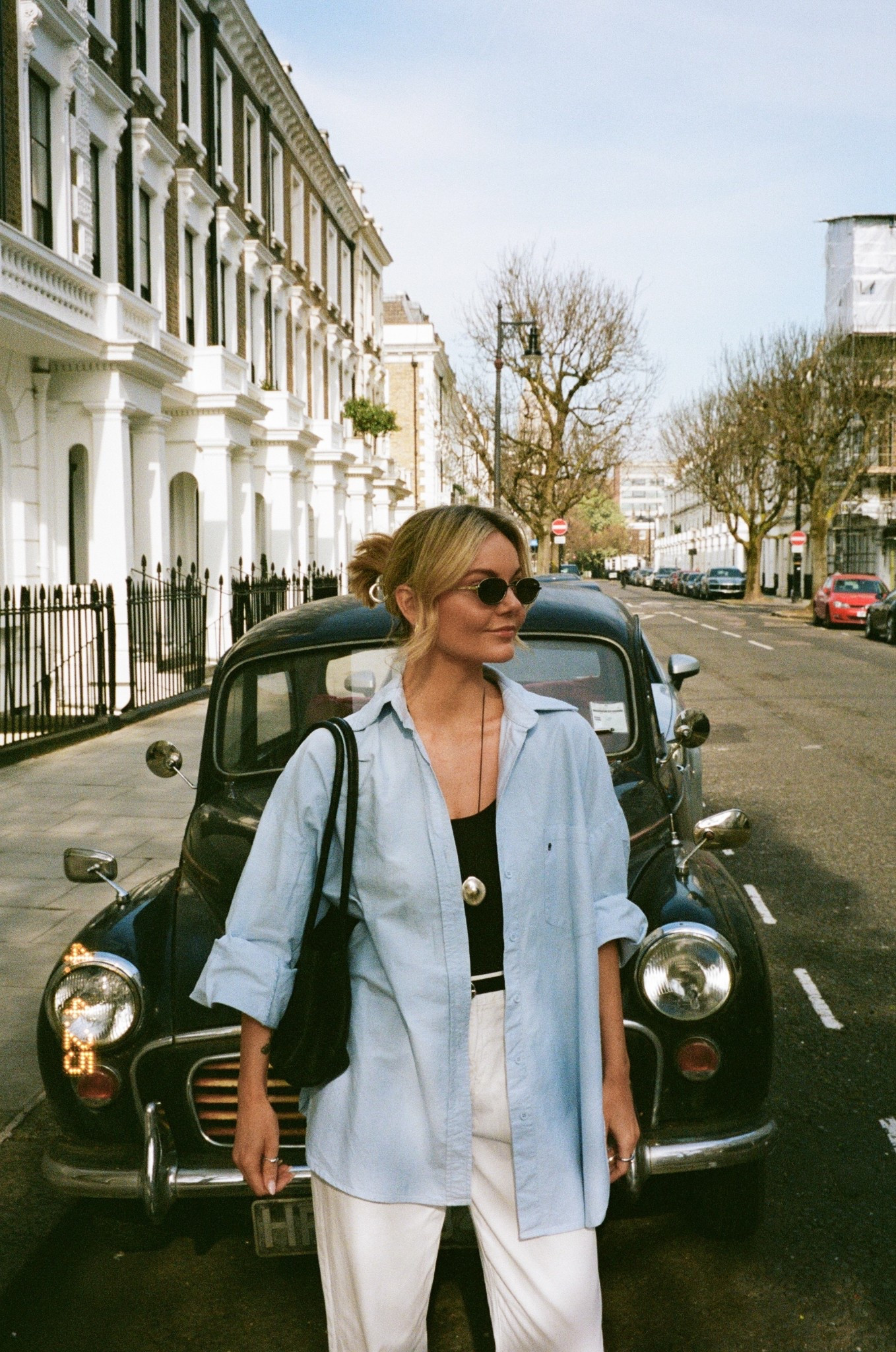 My spring version of my holiday look, swapped the skirt for good pair of white jeans! A perfect look for today In this glorious sunshine ☀️
.
.
.
#minimalstyle #springstyle #springoutfit #blueshirtstyling #whitejeans #londonstyle 