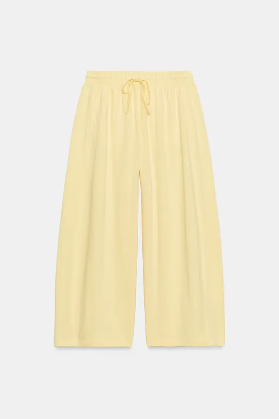 Pants made with primary cotton yarn fabric. Mid-rise, adjustable elastic drawstring waistband. Hi... | Zara US