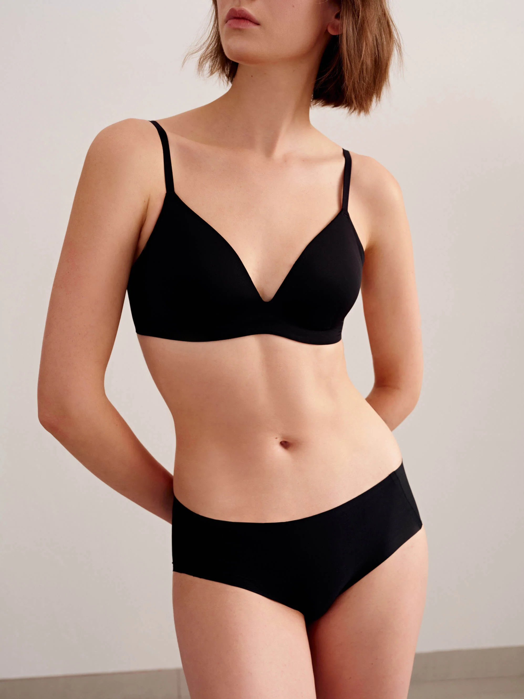 Swan Cup V-Line Bra | NEIWAI