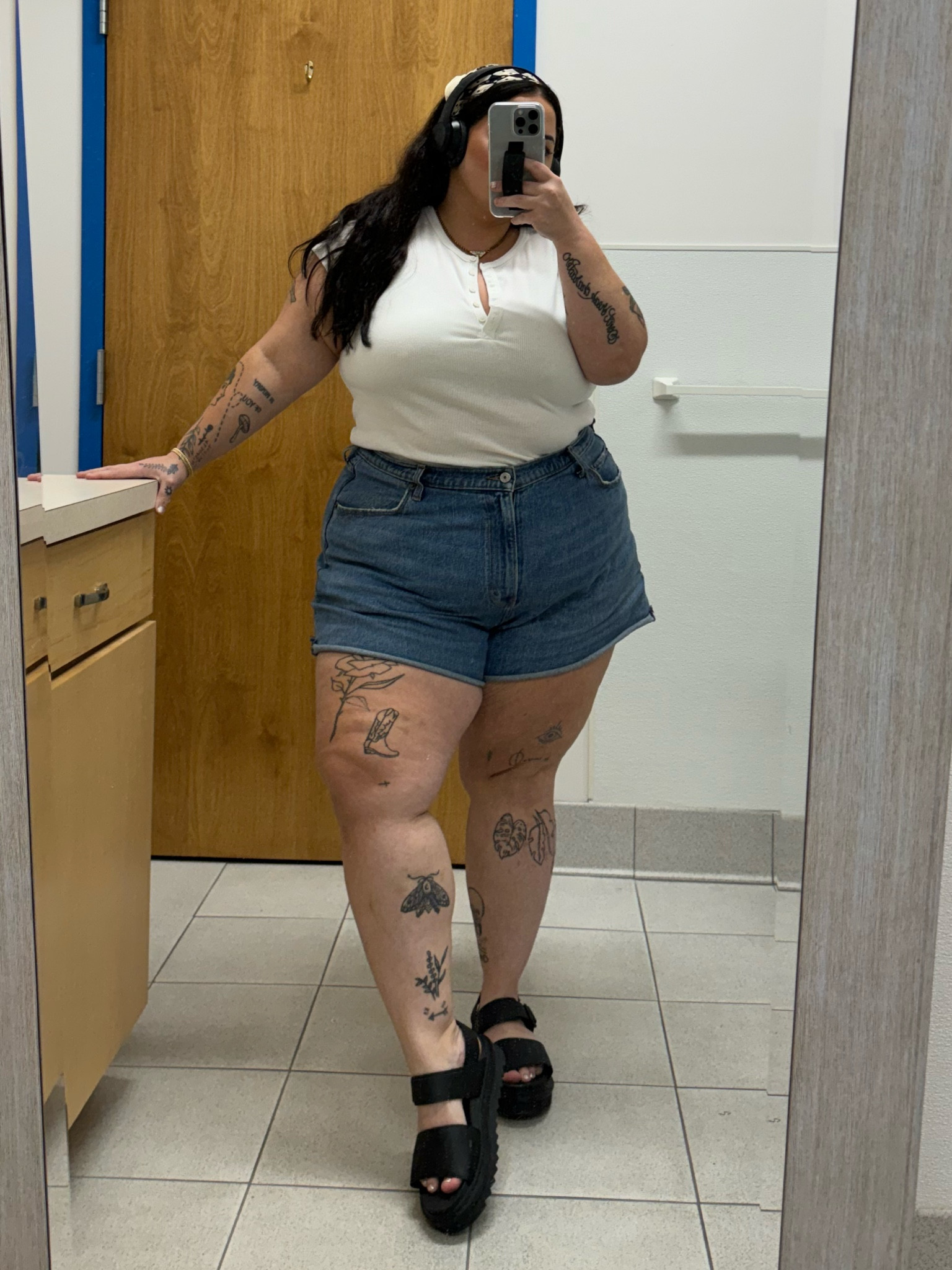 OOTD besties! I get ALL my bandanas from Madewell. They don’t have this exact one but I linked an alternative for you. They are all so cute and they also have silk ones that are really good quality. Old navy doesn’t have this shirt anymore either but I linked one that is almost identical 

#LTKPlusSize #LTKSummerSales #LTKStyleTip