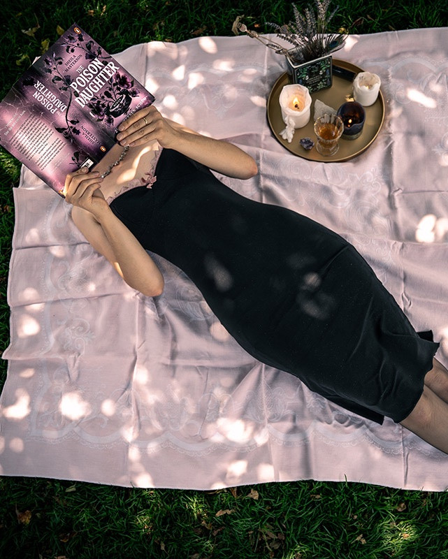 Reading under my favorite Apple tree - gothic romantasy style

#LTKkleider #LTKdeutschland #LTKstyletip
