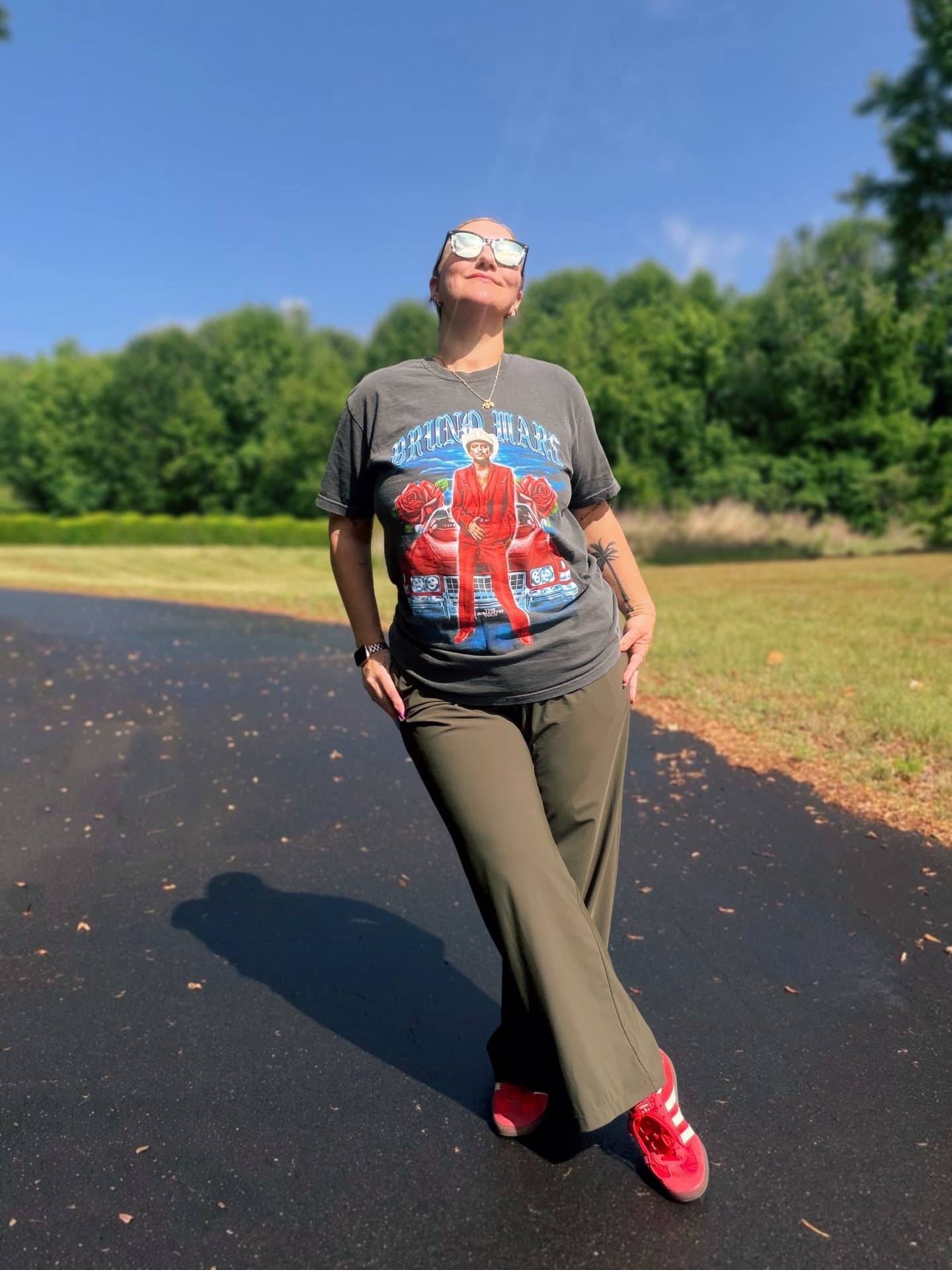 I wish I was waiting for @brunomars to come out and bless us with his voice again tonight 🌹✨♥️ I also really wish I’d picked up another shirt because wearing this one 2 days in a row is gonna be pretty obvious 🥹😫 

#brunomars #theromantictour #brunomarsmusic #brunomarsconcert