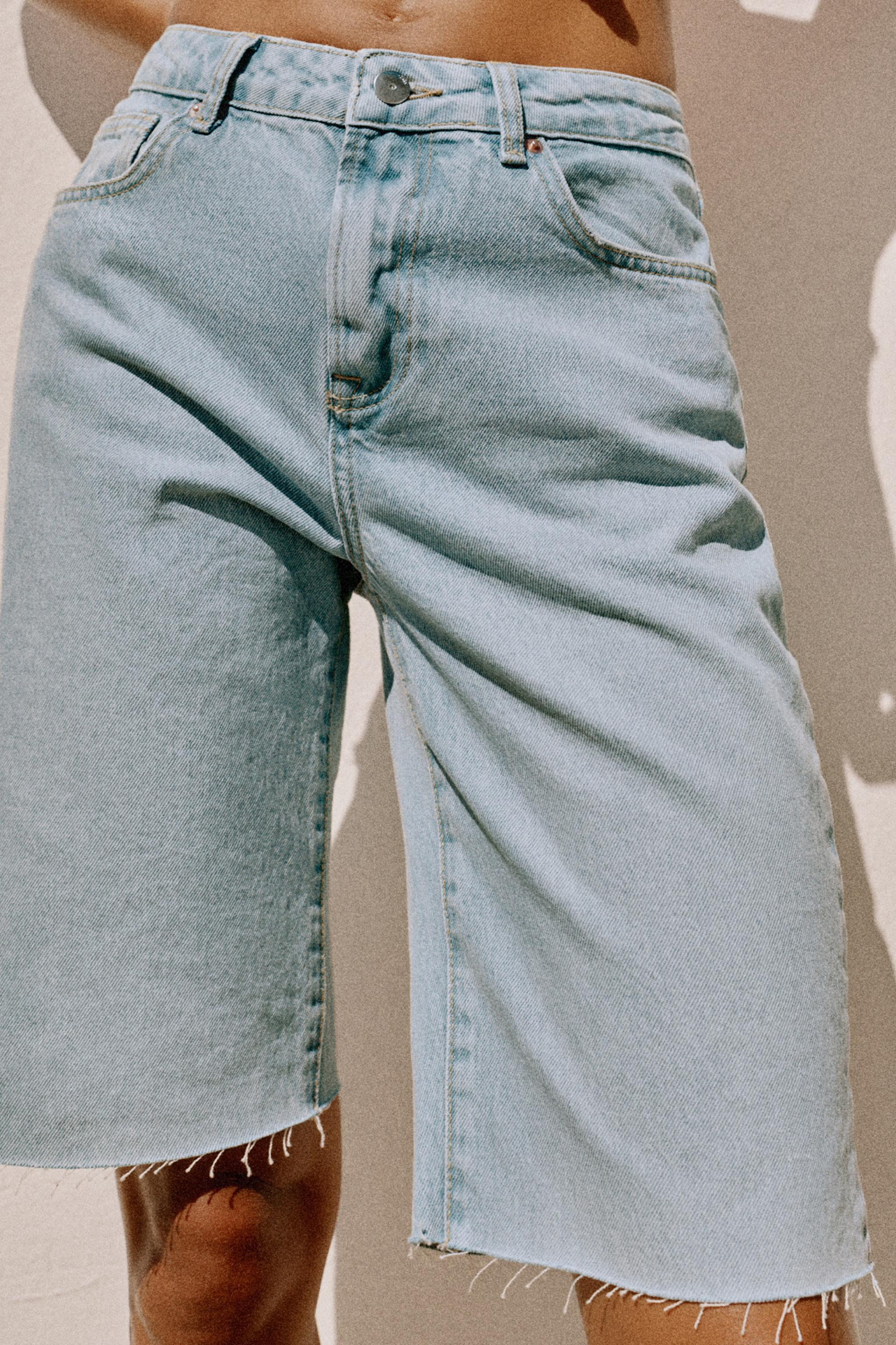 Mid-rise five-pocket shorts. Raw hem. Front zip and button closure. | Zara Canada