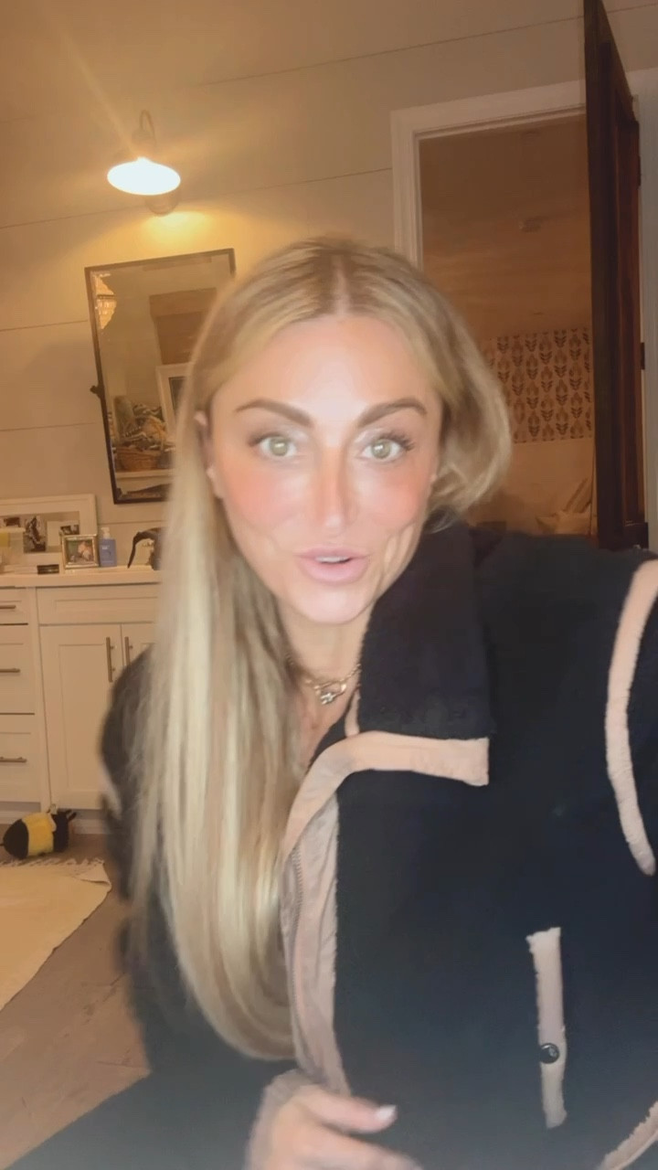 The perfect fleece this fall/winter @freepeople @uggs 

#LTKStyleTip #LTKShoeCrush #LTKSeasonal