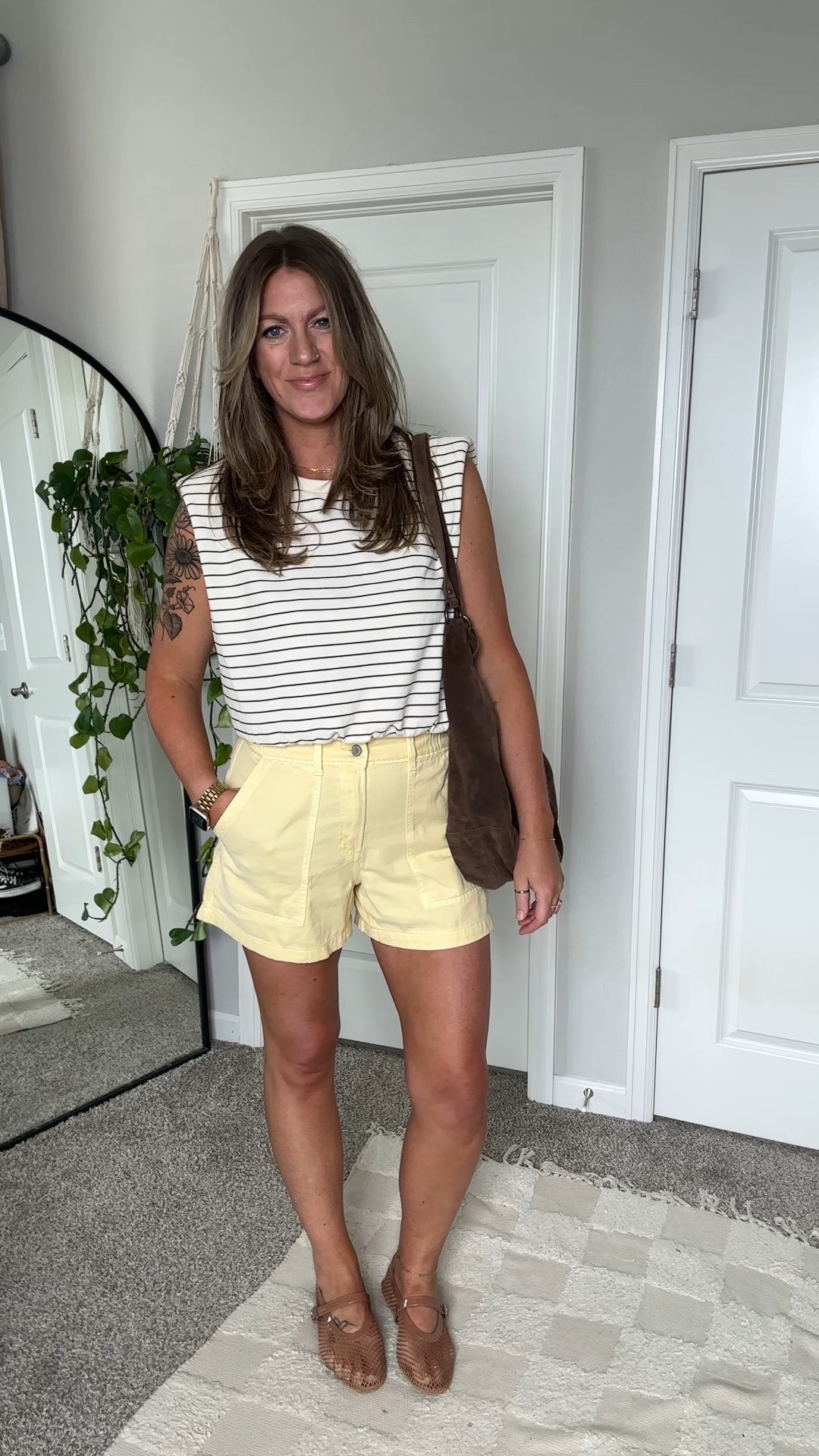 Large top, medium shorts, 11 flats 

#LTKMidsize #LTKOver40