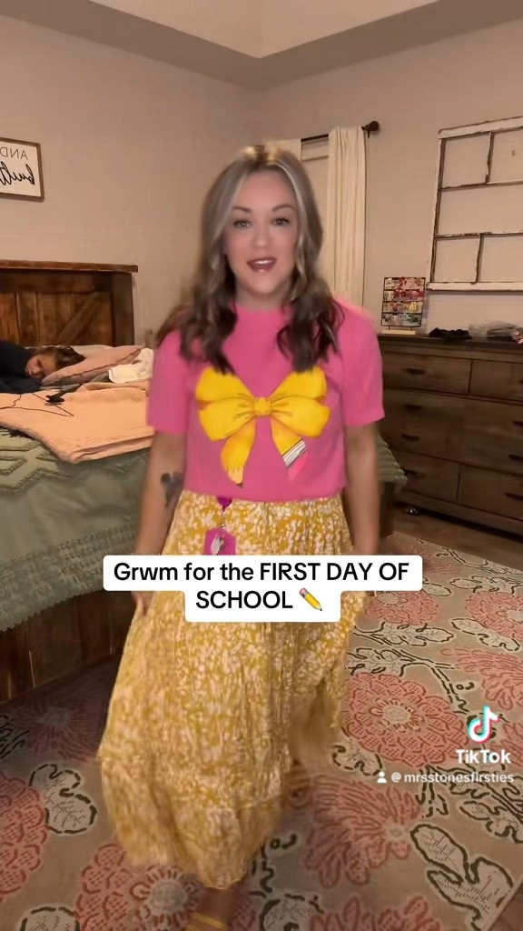 5’4”
155 lbs 
Side medium
Size 7 shoe 
