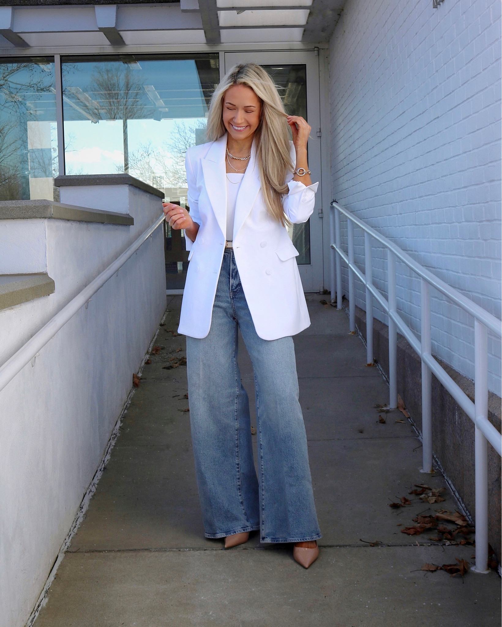 Wide leg jeans outfit
Casual Friday outfit
White blazer 
