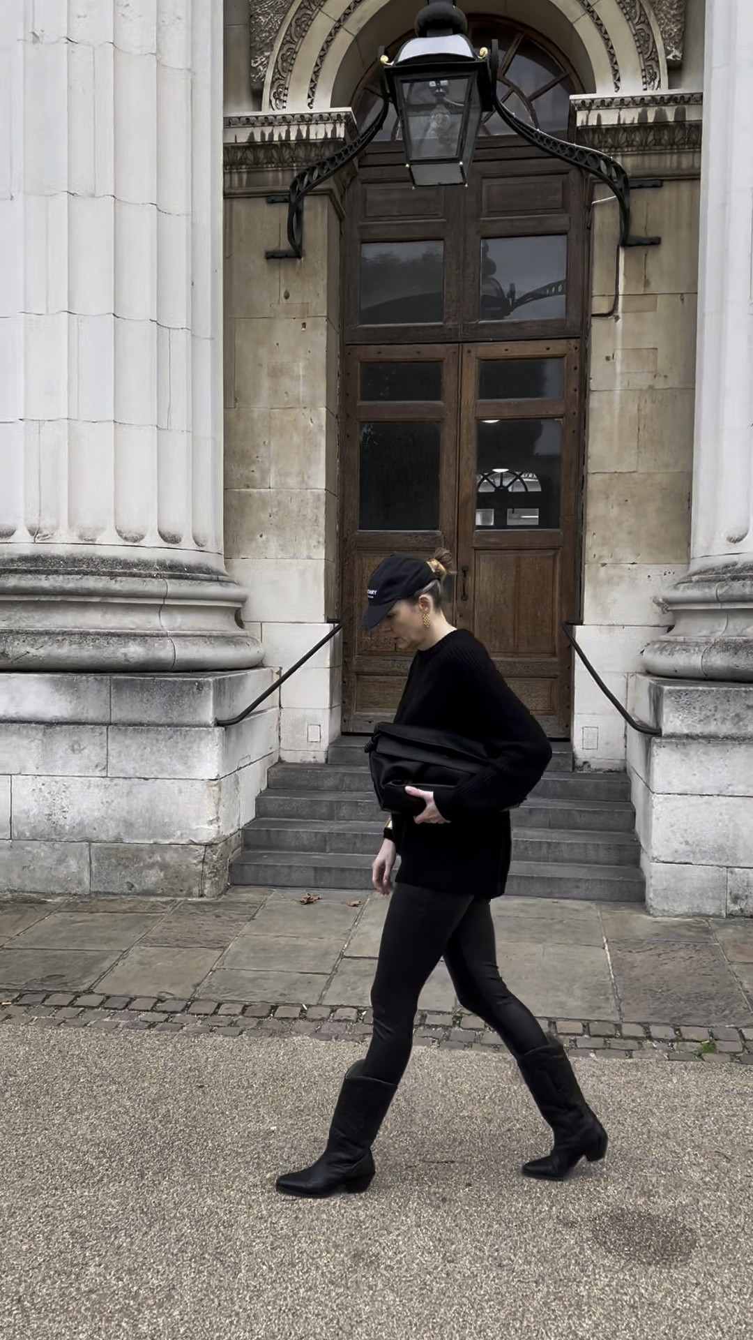 All black look, wet look leggings, oversized clutch, black cashmere jumper, statement earrings, mint velvet, Jenni Kayne 

#LTKeurope #LTKstyletip #LTKautumn