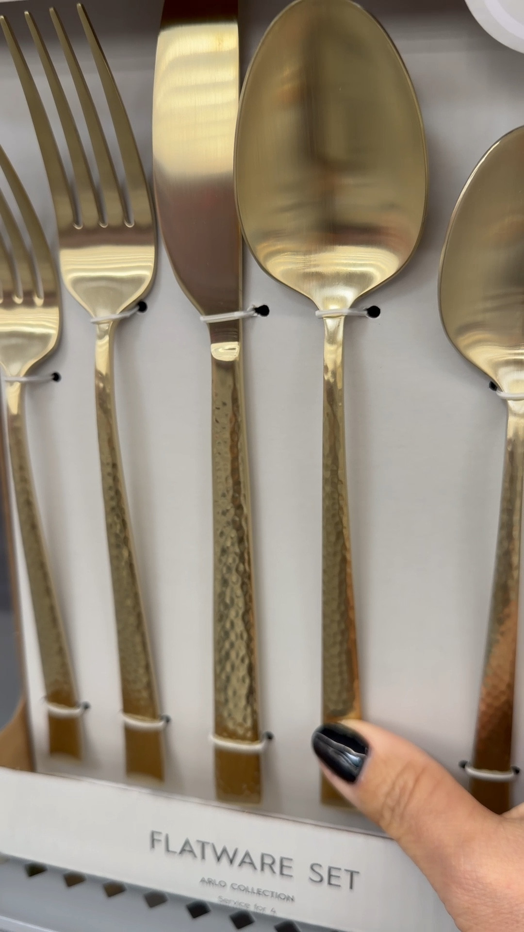 Gold flatware 


#kitchen #home #interior #flatware 

#LTKSeasonal #LTKOver40 #LTKHome