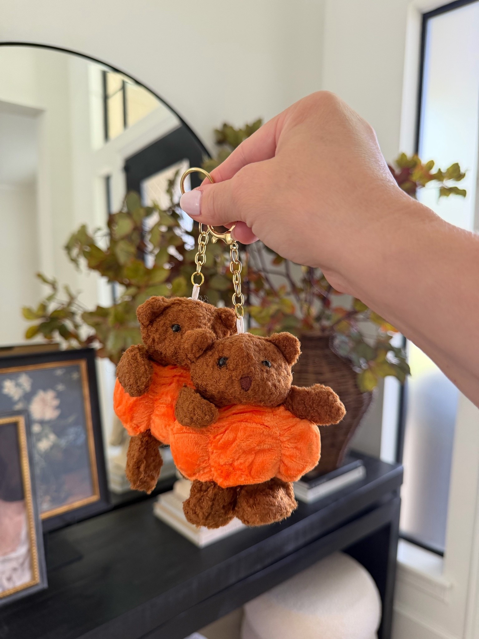 Ahhhh the cutest pumpkin bear Halloween keychain.  I have a gift idea coming soon for these cuties 🐻