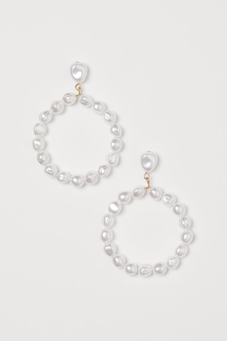 Metal earrings with faux pearls made from recycled acrylic. Length 2 3/4 in. | H&M (US + CA)
