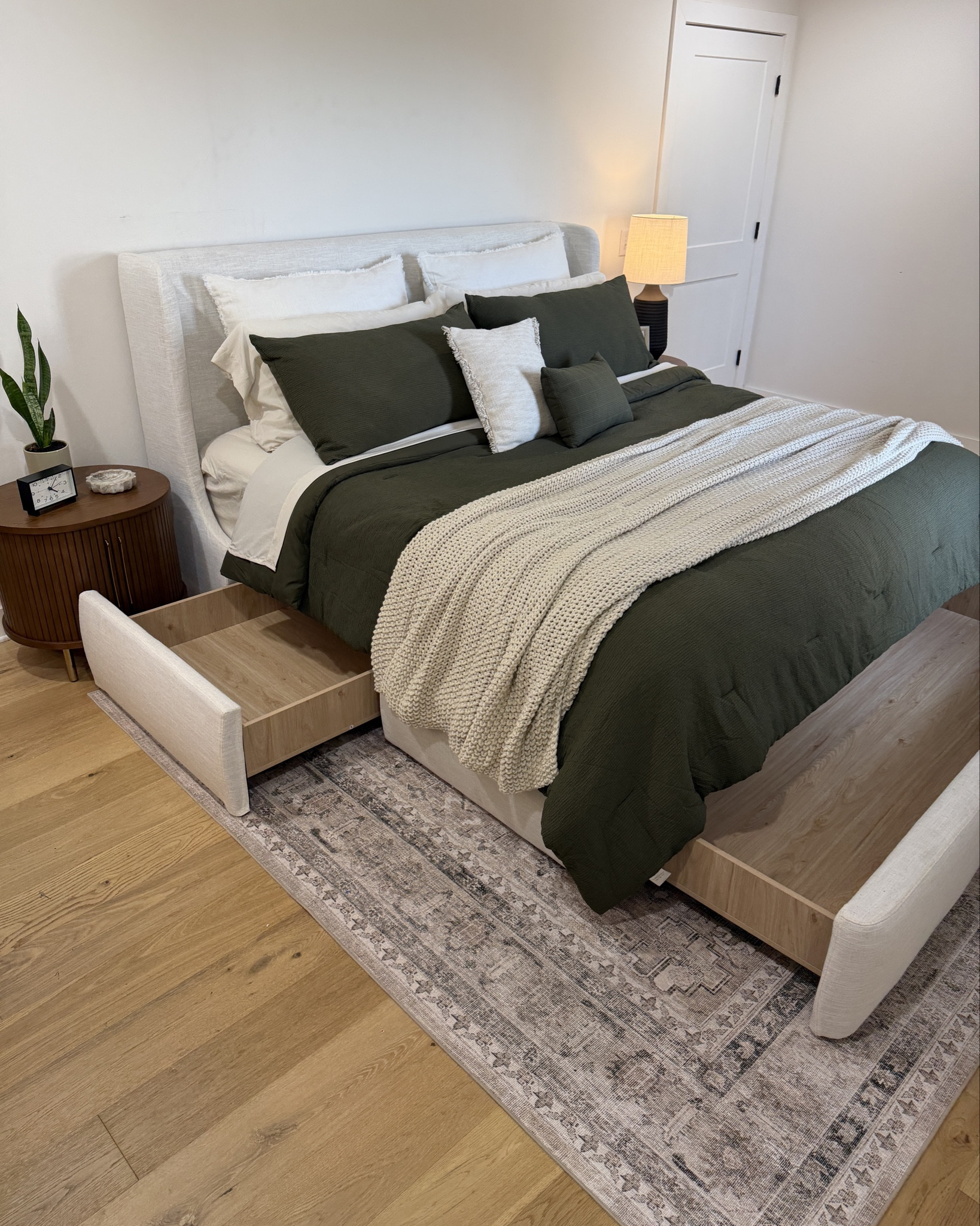 The bedroom of my dreams with plenty of storage!! 😍🛏️ 