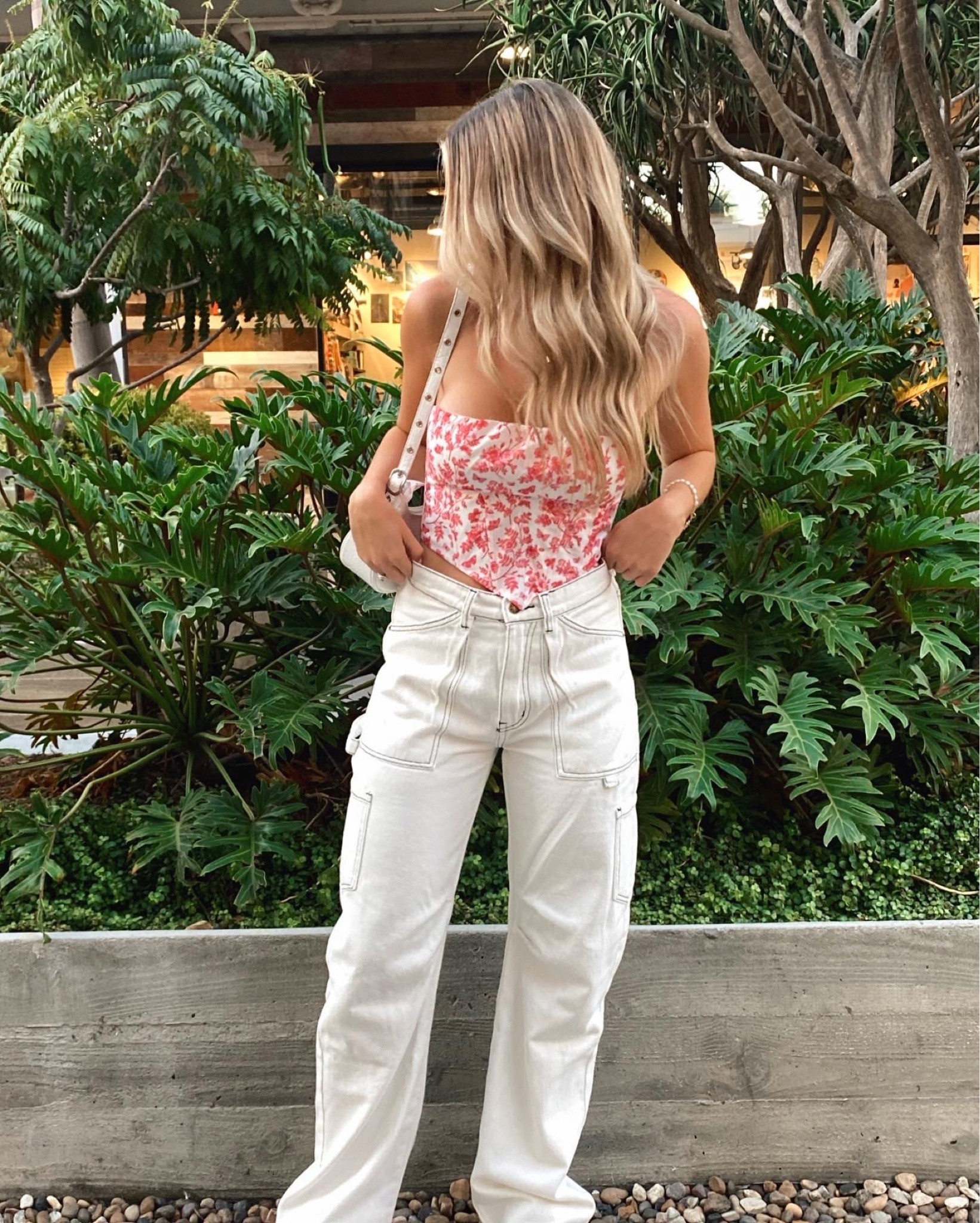 The BEST pants, obsessed. 

Couldn’t find the bag in white but linked it in black! 

#LTKitbag