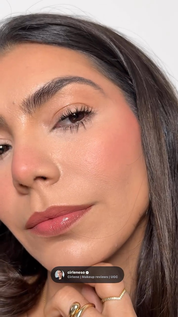 Esse blush da @diorbeauty simplesmente deixa a pele com aquele efeito sun-kissed natural que eu amo ☀️✨
Fica leve, bonito e dá um ar saudável na maquiagem em segundos!  Shade : Peony 
Você usaria esse tom? Me conta nos comentários 💬👇
E salva esse vídeo para testar depois! Link LTK 
 
@diorbeautylovers #blush #makeup