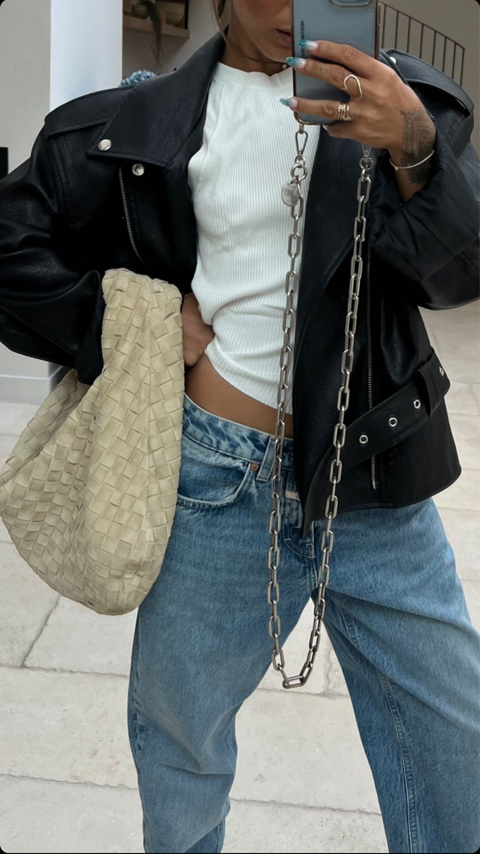 look simple, ootd, 
débardeur côtelé blanc, veste oversize en cuir noir, sac Bottega Veneta crème, Jodie Teen Bottega Veneta 

#LTKFind #LTKstyletip #LTKitbag