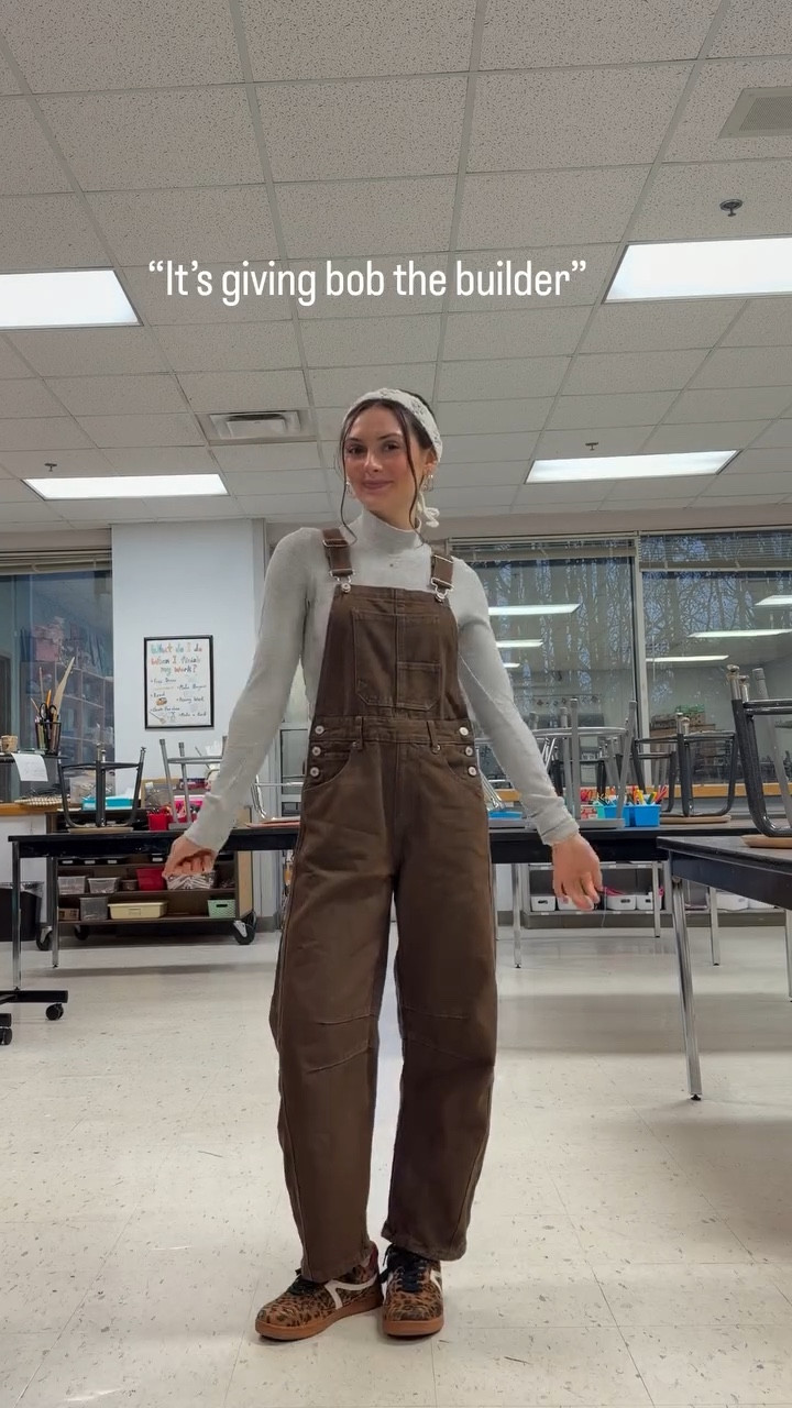 Hopefully this answers some questions about my other outfit video🤣 Hope everyone has a great weekend!!🎨👩‍🏫
•
•
•
#art #artteacher #teacheroutfit #artteacheroutfit #ootd #teacher