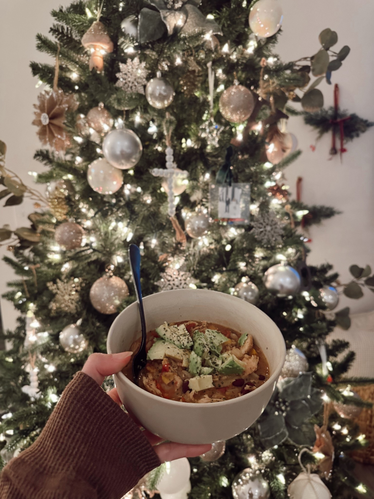crockpot white chicken chili again this week so good - recipe below for a quick easy meal the whole family will L O V E 

here's everything you need:

- 1 large yellow onion, diced
- 1 bell pepper, diced
- 3 garlic cloves, minced
- 1 + 1/2 Ibs organic chicken breast
- 1 taco seasoning packet
- 215oz cans diced tomatoes
- 115oz can corn, drained
- 115oz can black beans, drained
- 16oz can green chiles, drained
- 2 cups chicken broth (we got ours from our local farm!) 
- 3/4 cup sour cream 
- juice of 1 lime
- cilantro, tortilla chips, & sour cream for topping

start by dicing your onion and bell pepper and mincing your garlic.

set your slow cooker to high and add the chicken. sprinkle the taco seasoning packet on top evenly, then add the onion, pepper, garlic, tomatoes, corn, black beans, chiles, and broth on top. mix well to combine, then cover the slow cooker and cook for 5 hours. 

after the 5 hours, remove the cooked chicken from the slow cooker and shred it. add the shredded chicken back, along with the sour cream and lime juice. stir to combine.



#slowcooker #slowcookerrecipe #crockpotrecipe #souprecipe #soupseason #fallrecipes #easyhealthyrecipes #easyhealthymeals #glutenfreerecipes #weeknightdinner #Dinnerldeas

#LTKFamily #LTKStyleTip #LTKBump