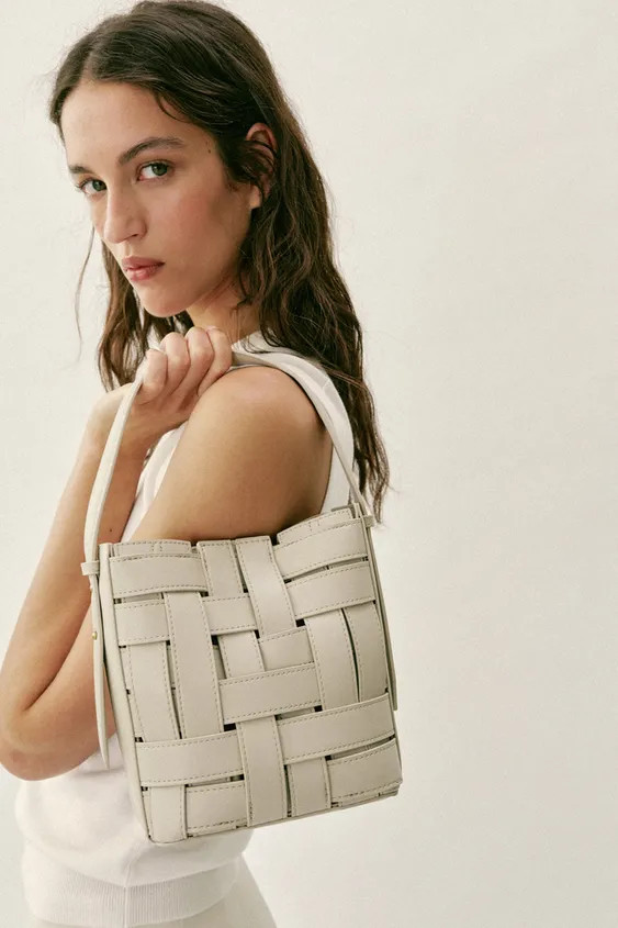 Crossbody bag. Woven exterior. Handle and removable crossbody strap. Removable interior compartme... | Zara US