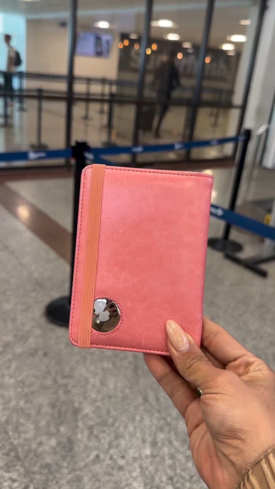 Te pasaré el link de los porta pasaportes, tarjetero para ti y el de tu chico, y los airtag para todo

esto nos ha salvado literalmente la vida porque saben lo DIFICIL que es sacar documentos cuando se pierden. Viajamos a todos lados en PAZ y nuestra perrita siempre sabemos donde esta…

Si tienes niños también te funciona excelente! Comenta un💖 para los links