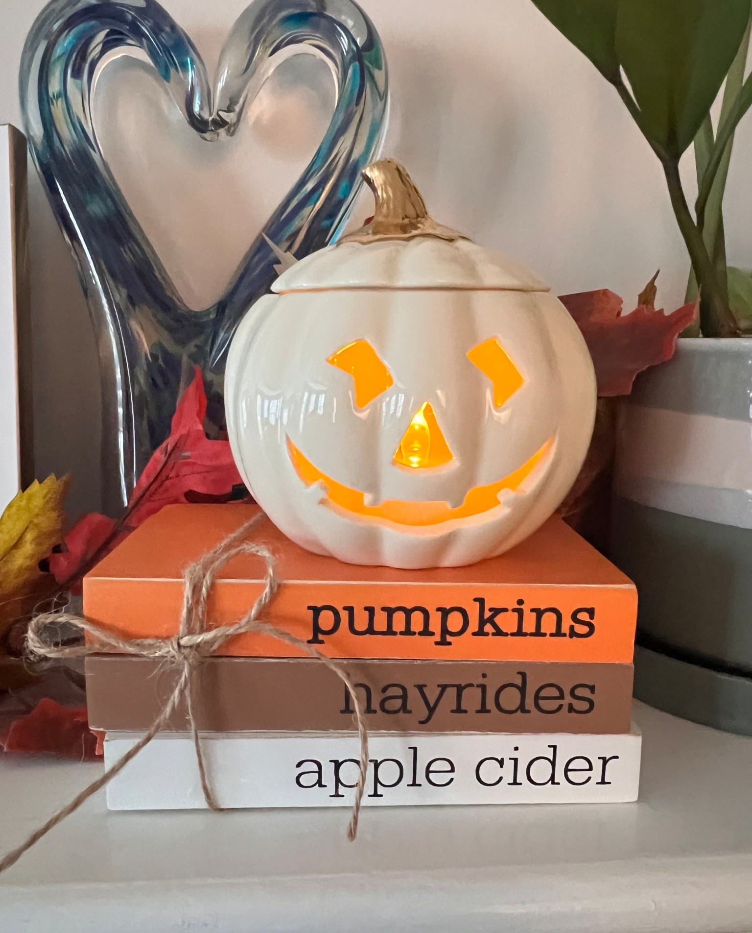 Mantle Halloween decor 🎃

#LTKHome #LTKSeasonal #LTKHalloween
