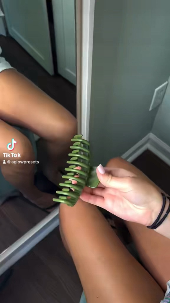 Claw hair clip hack!

#LTKHoliday #LTKstyletip #LTKbeauty
