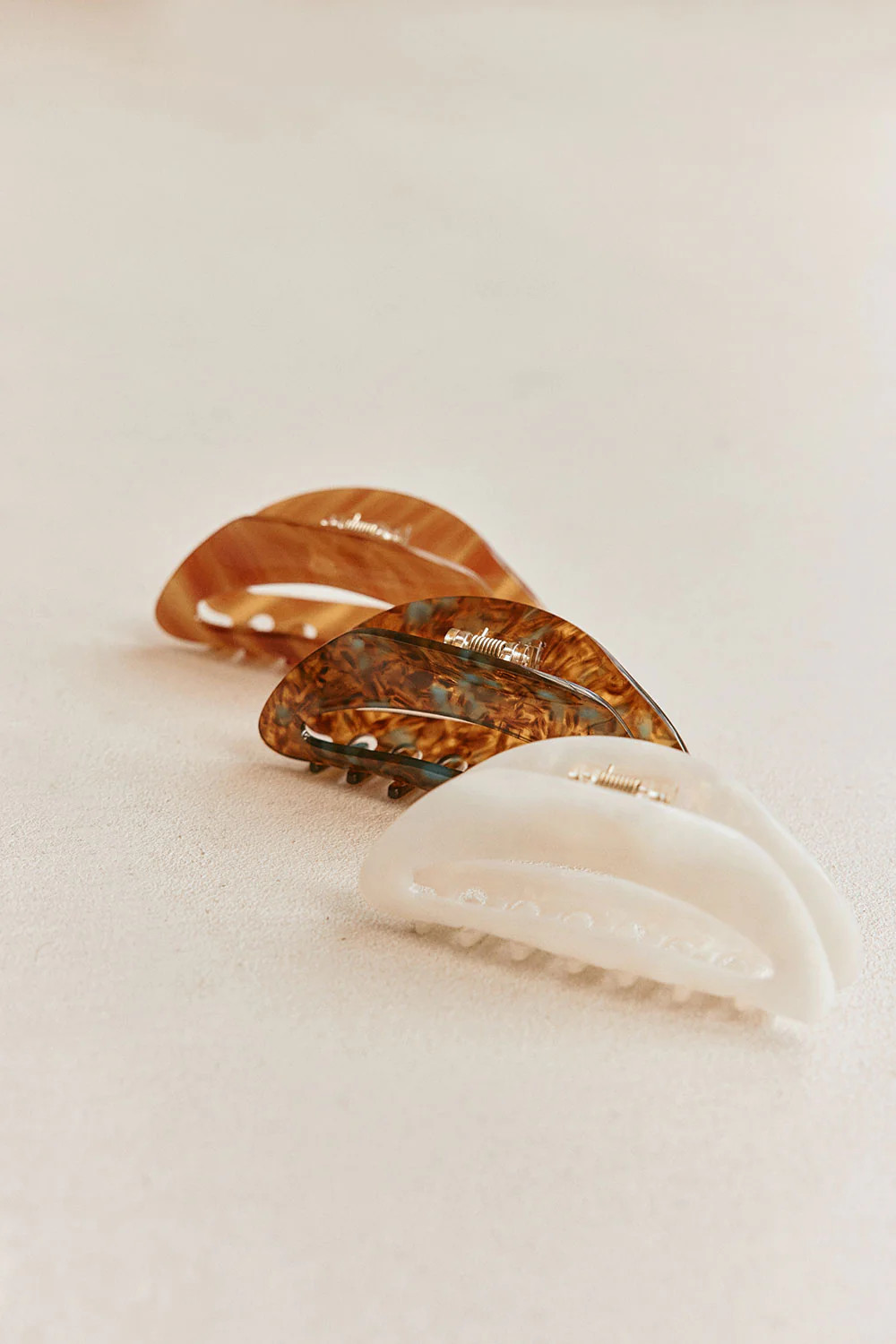 Anais Claw Clip - White | Sabo Skirt US