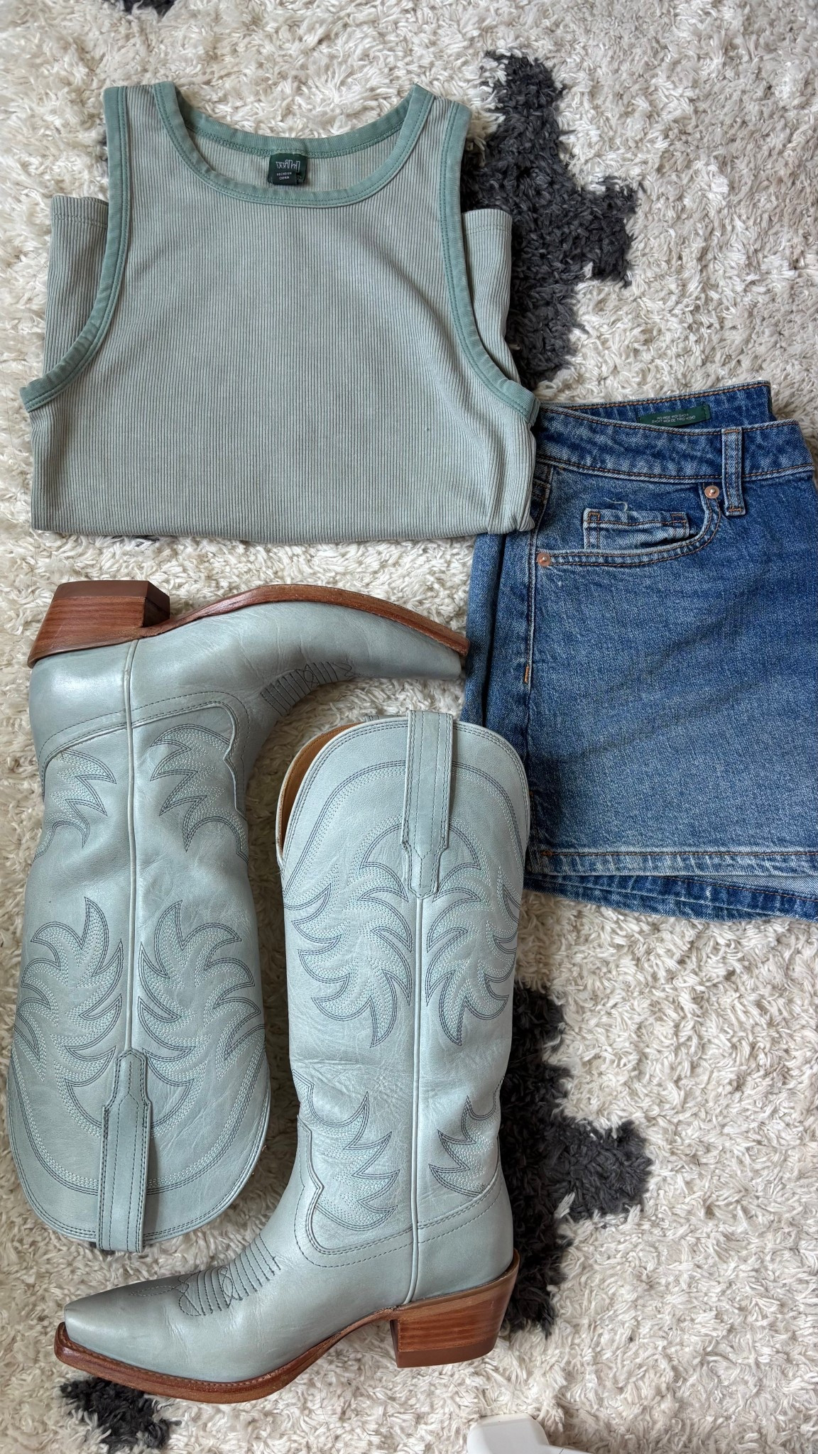 Easy spring sandwich outfit! Tank and shorts under $25

#LTKShoeCrush #LTKStyleTip #LTKSaleAlert