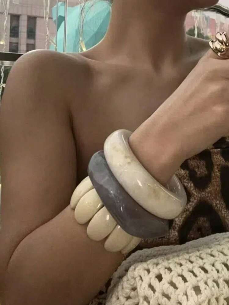 1pc New Fashionable Exaggerated Round Resin Bracelet, Beige & Gray Asymmetrical Geometric Tie Dye Dual-Tone Stacking Bangle Elastic Bracelet, Suitable For Girlfriend, Dates, Vacations, Parties, Beach Gatherings, Daily Wear (Please Refer To Size Chart, Bracelet Size Is 63-65mm, Do Not Accept Size Mismatch Complaints) | SHEIN