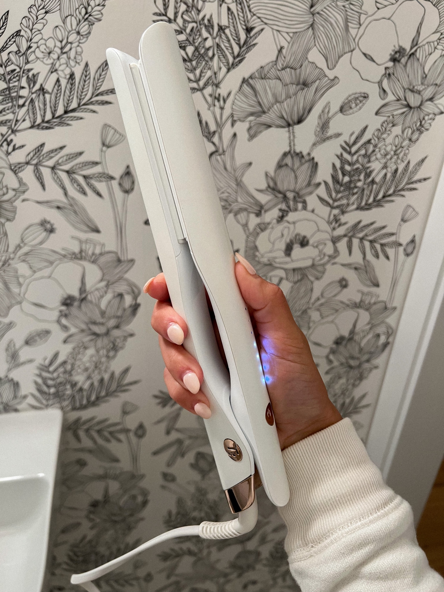 I always get asked how I curl my hair.. I use a straightener. This is the T3 Lucea 1” #hair #straightener

#LTKbeauty #LTKstyletip