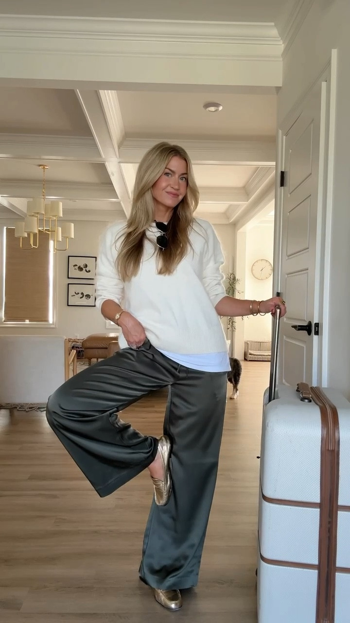 Travel day outfit! 
Sweater: wearing size M.
Tee: runs large, wearing size S. Pants: run TTS, wearing size a S. Shoes: run TTS.

#LTKSeasonal #LTKStyleTip #LTKBeauty