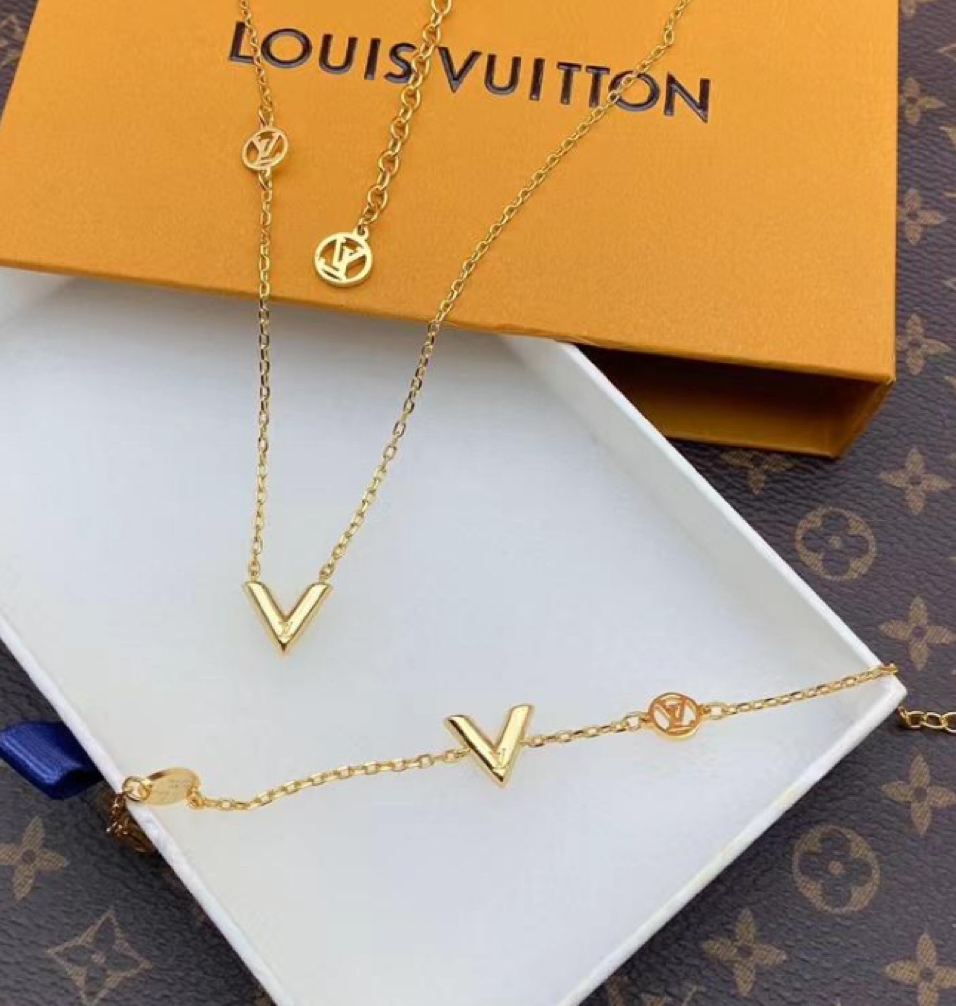 LV essential V necklace & bracelets 🖤 Under $30 https://bit.ly/3jpnscL #dhgate

#LTKunder50 #LTKFind #LTKSale
