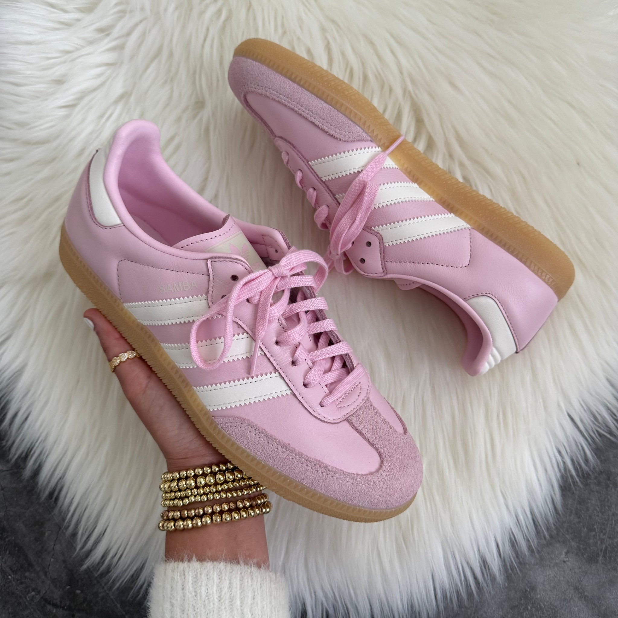 Usually wear a size 8 1/2-9 in adults ordered size 7 in kids