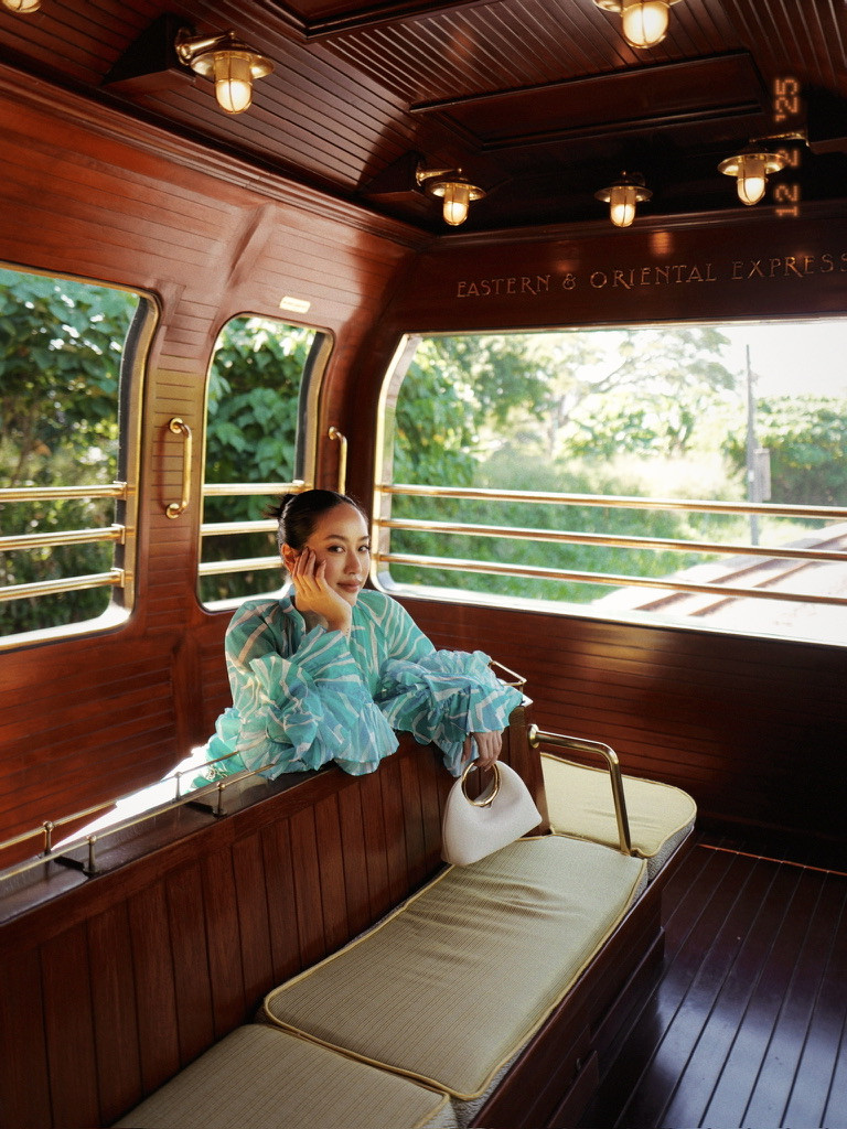 在靈感來自 19 世紀末的東方快車上，時間慢慢流動，穿搭也成了旅程的一部分。🚂
這趟列車上的造型來自 @Mytheresa，集結超過 250 個國際奢侈設計師品牌與獨家膠囊系列，讓搭車、移動、抵達，都很有儀式感。

我很喜歡它可以快速配送到世界各地、退貨也很直覺簡單，行程再滿也不用擔心。

Mytheresa 上有很多我平時喜愛、在台灣比較難買到的品牌，最近新客戶活動期間，達到門檻後輸入 FIRST10 就能享全站 10% OFF，幫下一趟旅程，把下一站要穿的風景，先準備好!

#Mytheresa 

 