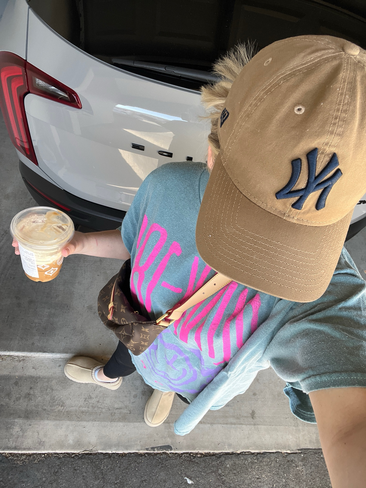 Blink 182 graphic tee, uggs, yankees hat 

#LTKstyletip #LTKU