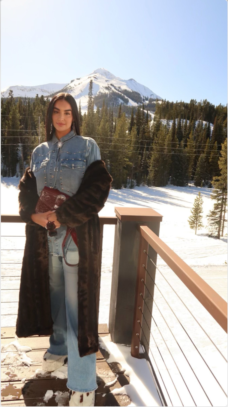Denim on denim look in Big Sky, Montana 🏔️🍾🥂🤍 

 #LTKSeasonal #LTKStyleTip