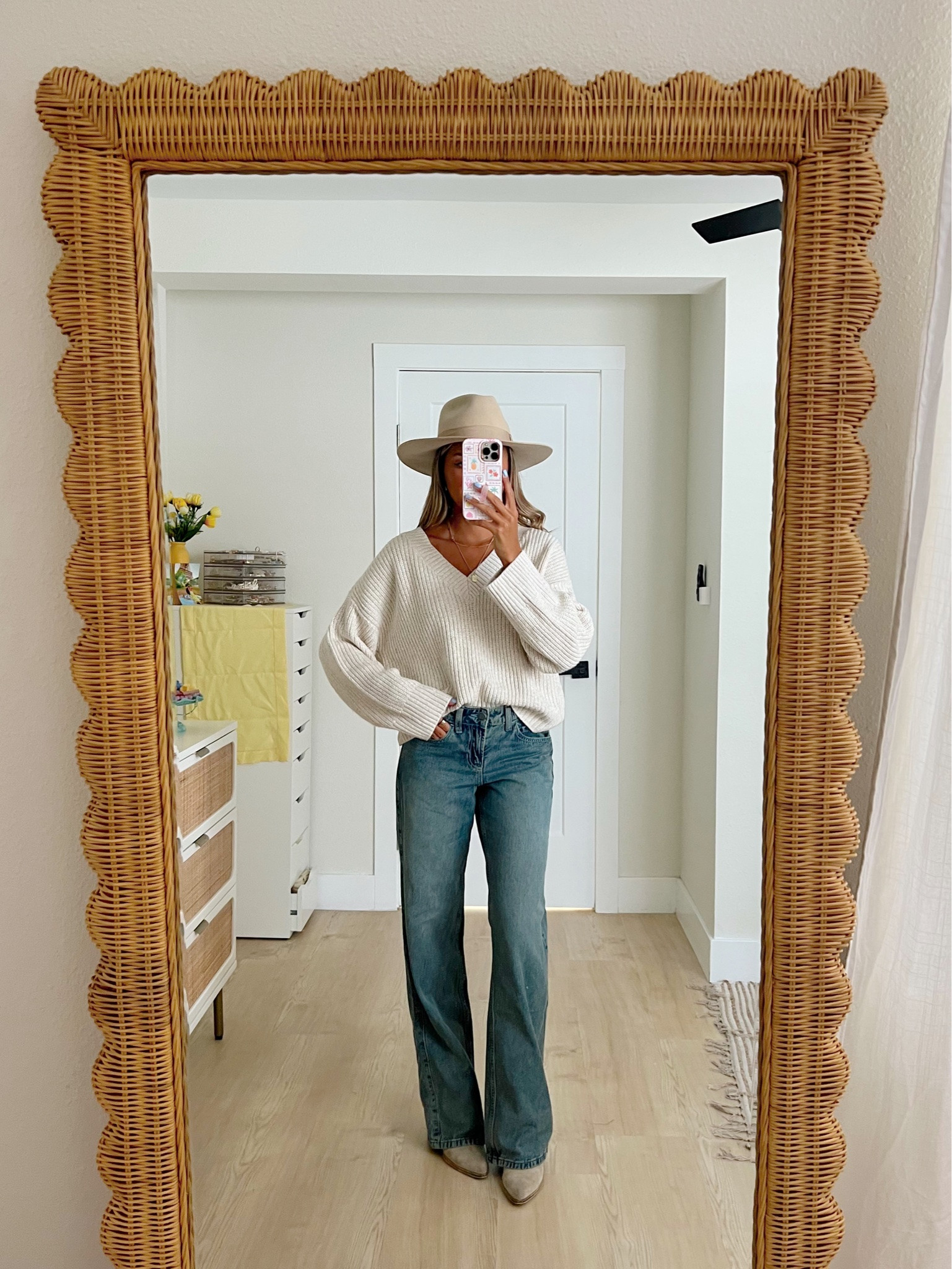fall outfit ideas from the @hollister sale 🍁👖 code HCOMCKENZIE for an extra 20% off your purchase (codes stack)

wearing an XS in sweaters and tops and 00 regular in jeans

#LTKootd
