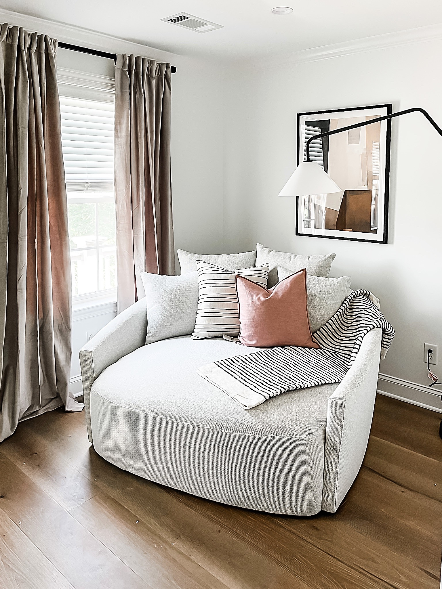 Ready nook With media lounge chair 