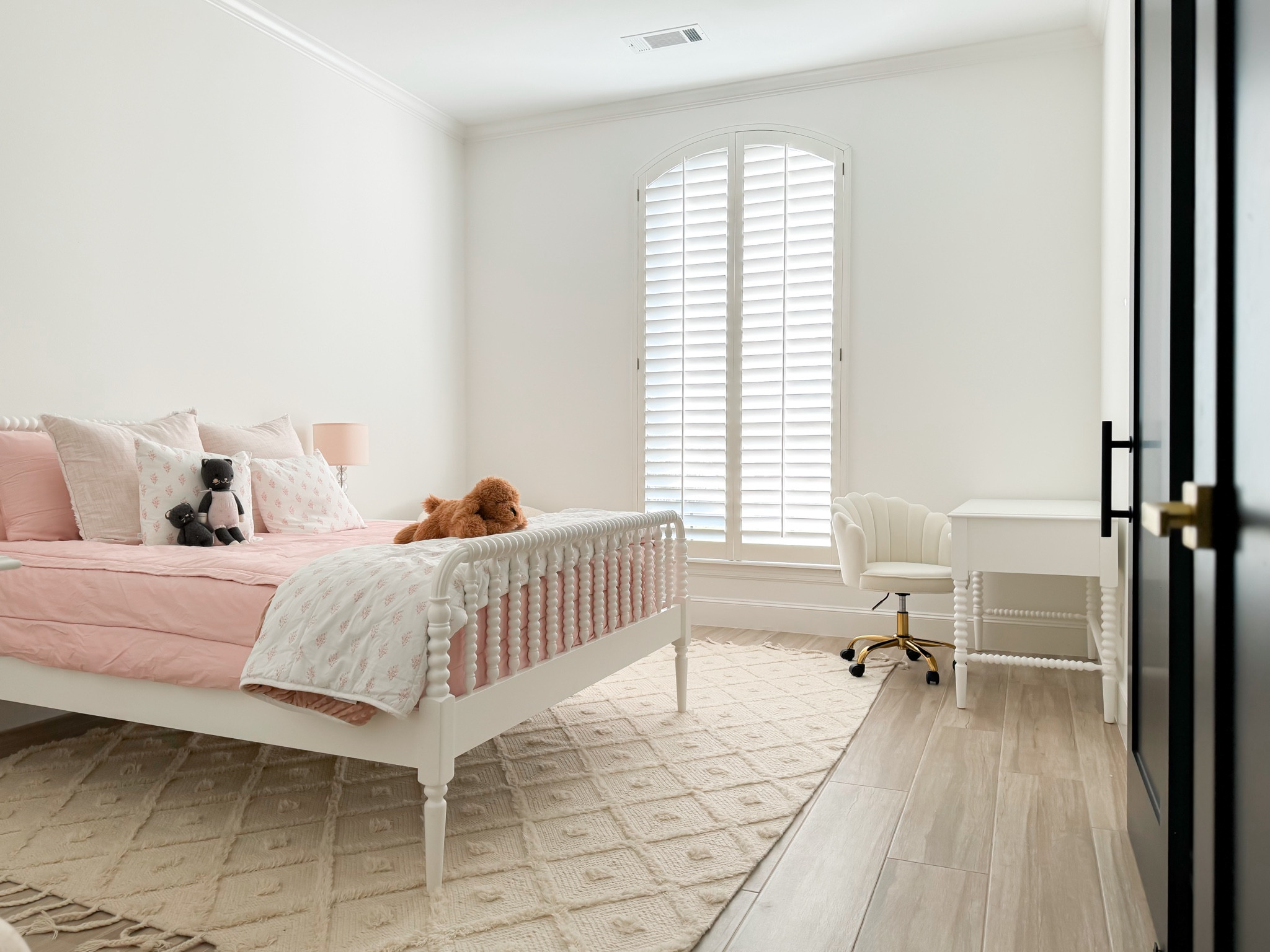 Bristol’s new Crate & Kids desk  & Wayfair chair 

#girlsbedroom #girls #modernhome #crateandkids #crateandbarrel #wayfair #neutral #modernorganic #bedroom #desk #chair