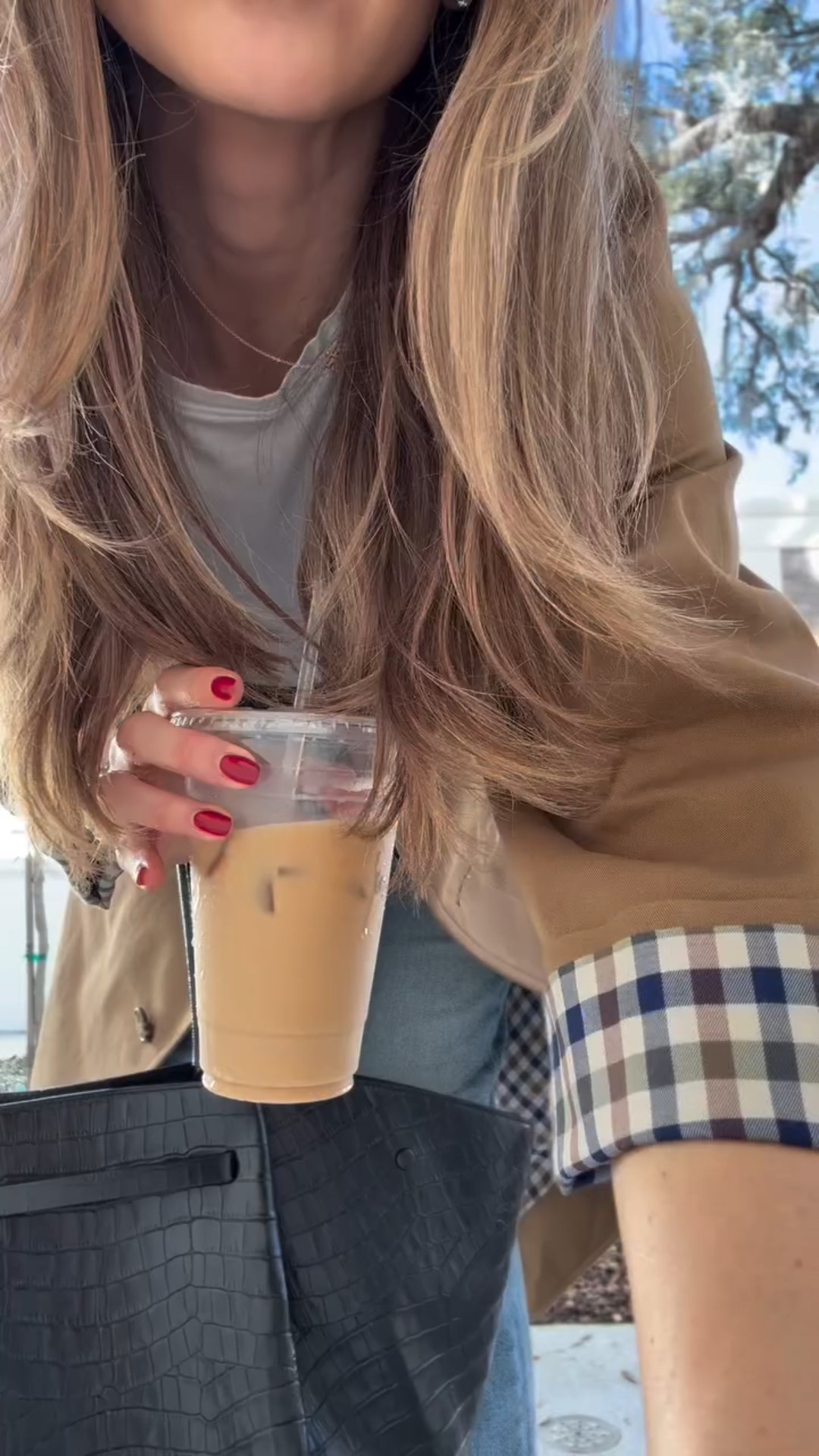 a jeans and trench love story 🤍

Not in this video - me eating a bunch of pão de queijo right before. 

Also, im LEGIT obsessed with this Brazilian version of Fate or Ophelia. So gooooooood!! ❤️🇧🇷

#styleinspo #streetstyle #ootd #lookdodia