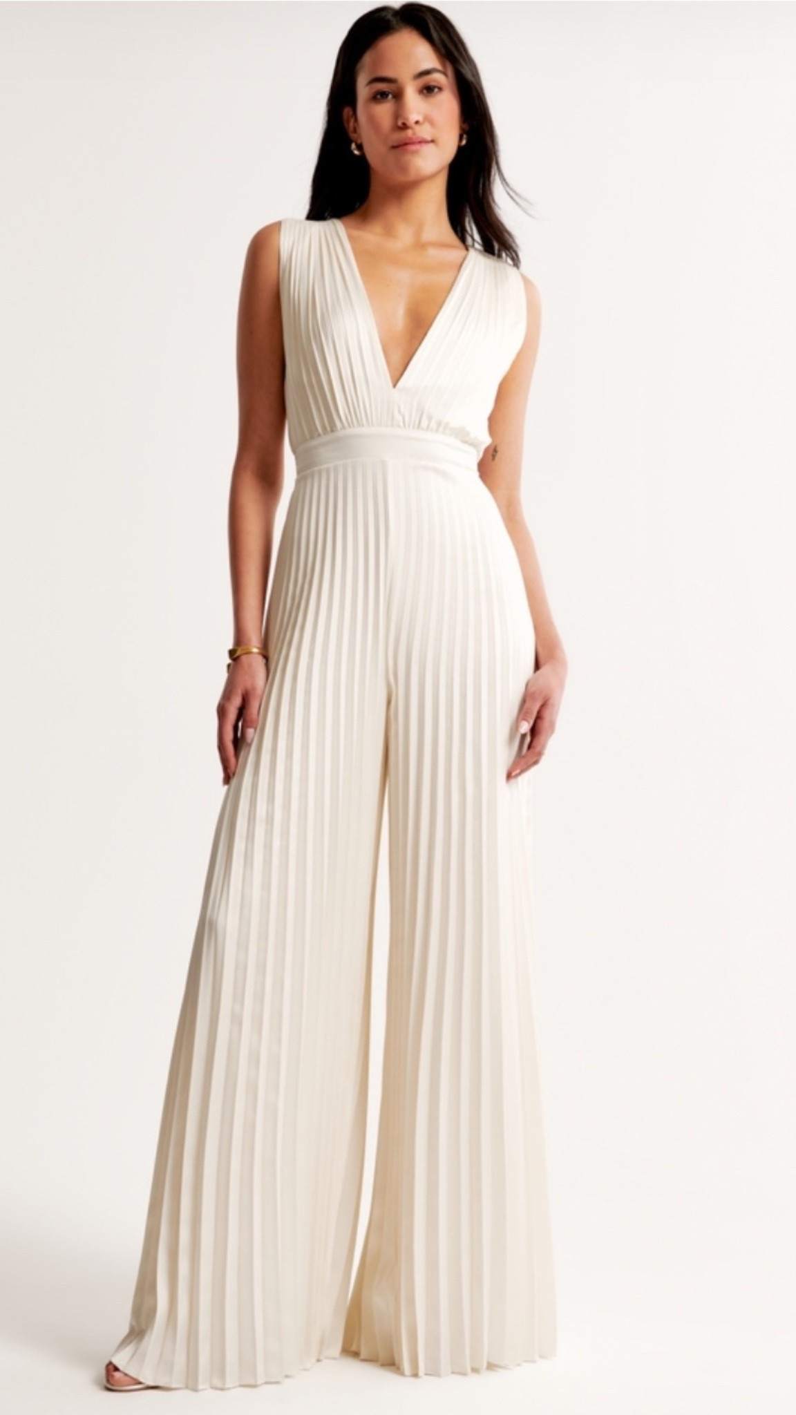 How amazing is this pleated jumpsuit for a bride! It could be styled so perfectly for the bridal shower, wedding dress shopping, or even the homeymoon 😍

#LTKWedding #LTKTravel