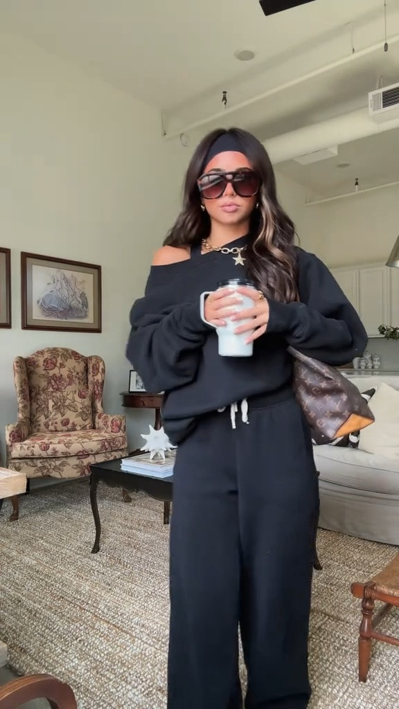 Comfy fit check 🖤 
Top- Medium
Pants- Small
Shoes- 6