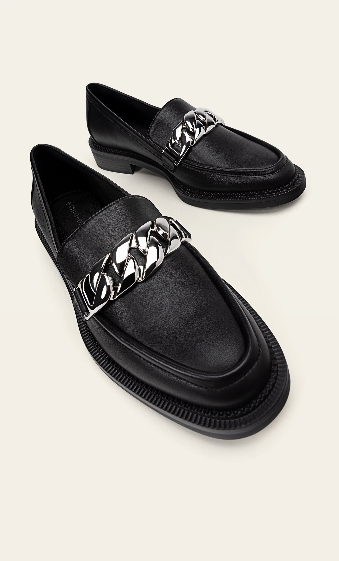 Mocassins noirs avec chaîne - Mode femme | Stradivarius France | Stradivarius (FR)